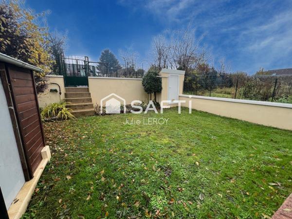 Grande maison de bourg, située à COULANS SUR GEE