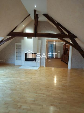 Grande maison de bourg, située à COULANS SUR GEE