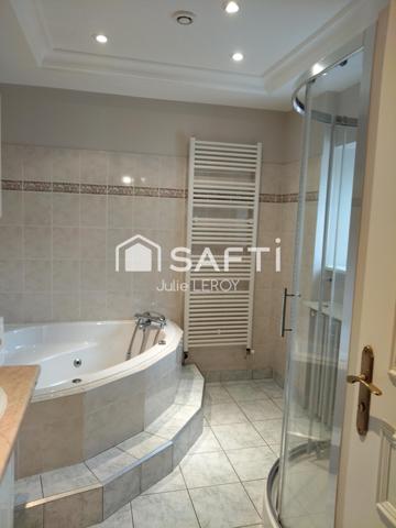 Grande maison de bourg, située à COULANS SUR GEE