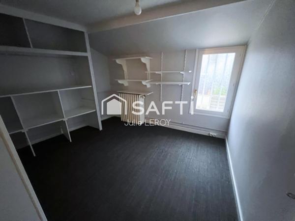 Grande maison de bourg, située à COULANS SUR GEE