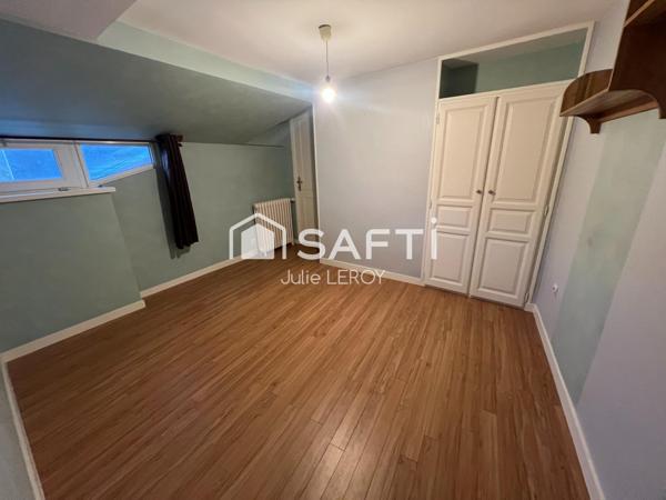 Grande maison de bourg, située à COULANS SUR GEE