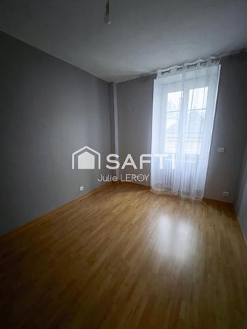 Grande maison de bourg, située à COULANS SUR GEE