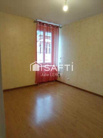 Grande maison de bourg, située à COULANS SUR GEE