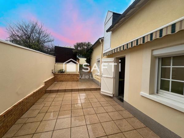 Grande maison de bourg, située à COULANS SUR GEE