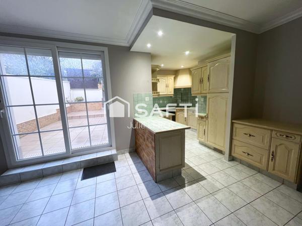 Grande maison de bourg, située à COULANS SUR GEE