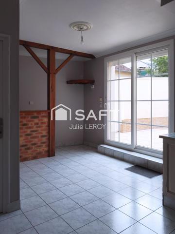 Grande maison de bourg, située à COULANS SUR GEE