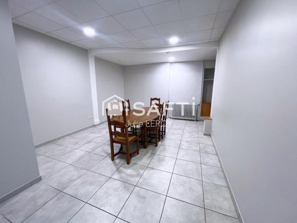 Grande maison de bourg, située à COULANS SUR GEE