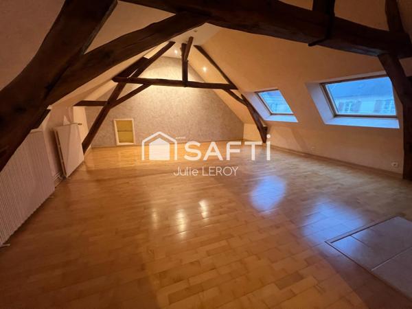 Grande maison de bourg, située à COULANS SUR GEE