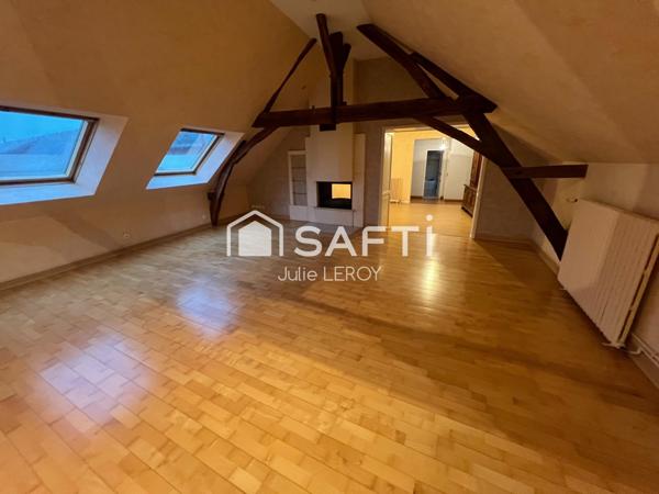 Grande maison de bourg, située à COULANS SUR GEE