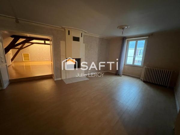 Grande maison de bourg, située à COULANS SUR GEE