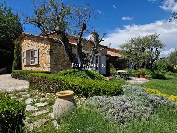 A vendre, Côte d'Azur, Mougins, maison en pierre au calme absolu