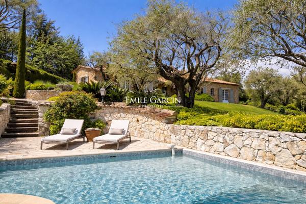 A vendre, Côte d'Azur, Mougins, maison en pierre au calme absolu