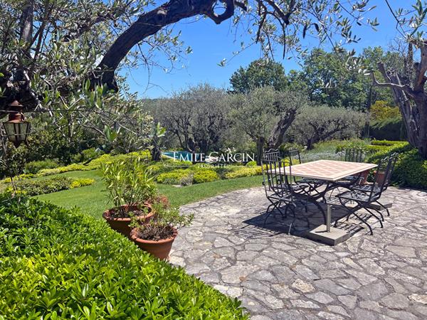 A vendre, Côte d'Azur, Mougins, maison en pierre au calme absolu