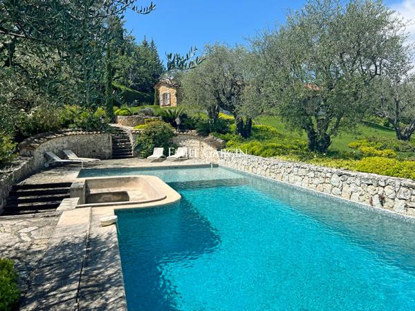 A vendre, Côte d'Azur, Mougins, maison en pierre au calme absolu