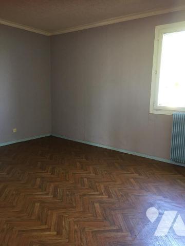 MAISON D'HABITATION A RAFRAICHIR à Proximitée du CENTRE HOSPITALIER, CENTRE COMMERCIAL et LYCÉE