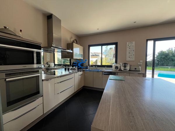 LA JARRIE MAISON CONTEMPORAINE PLAIN PIED 3 CHAMBRES PISCINE GARAGE La jarrie