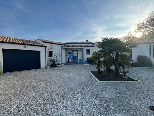 LA JARRIE MAISON CONTEMPORAINE PLAIN PIED 3 CHAMBRES PISCINE GARAGE La jarrie