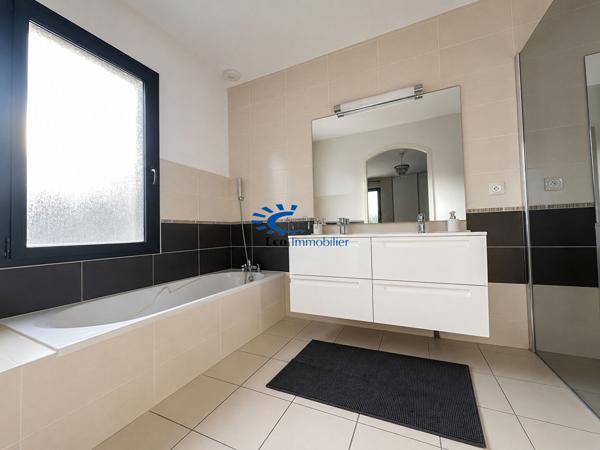 LA JARRIE MAISON CONTEMPORAINE PLAIN PIED 3 CHAMBRES PISCINE GARAGE La jarrie