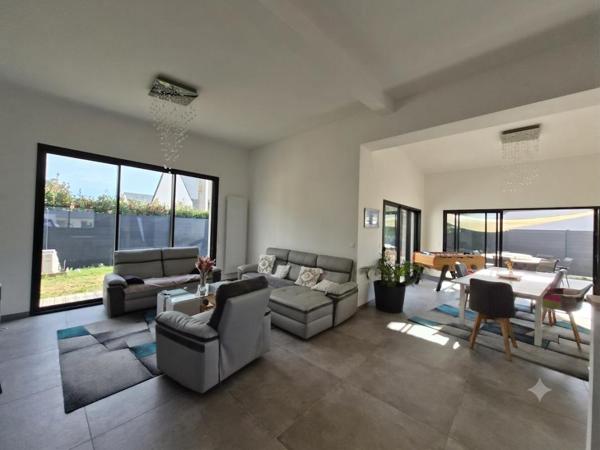 Superbe maison de plain pied  / 5 pièces 137 m2 sur terrain de 505 m² clos