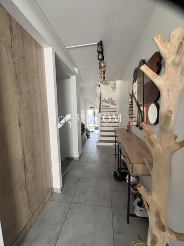 Appartement
                                                                                                                                                                                                                                                                                                                        5 pièce(s)                                                                                                                                                                                                          3 chambre(s)                                                                                                                                                                                                          123  m²