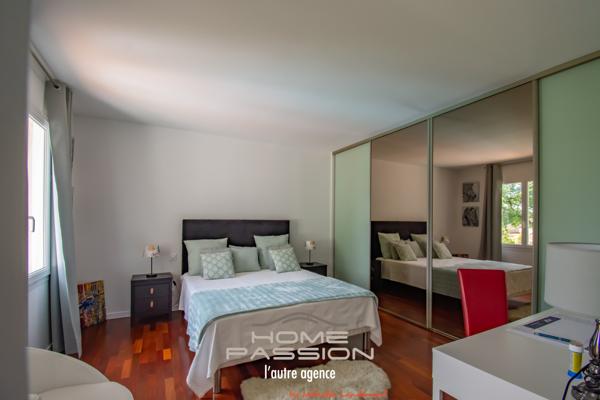 Maison
                                                                                                                                                                                                                                                                                                                        8 pièce(s)                                                                                                                                                                                                          5 chambre(s)                                                                                                                                                                                                          251  m²