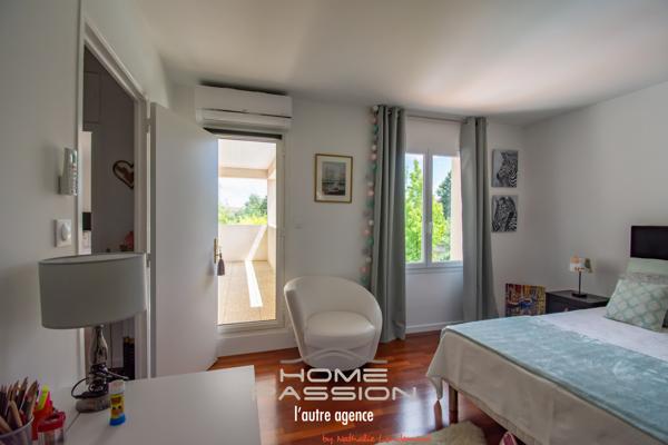 Maison
                                                                                                                                                                                                                                                                                                                        8 pièce(s)                                                                                                                                                                                                          5 chambre(s)                                                                                                                                                                                                          251  m²