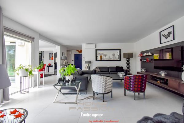 Maison
                                                                                                                                                                                                                                                                                                                        8 pièce(s)                                                                                                                                                                                                          5 chambre(s)                                                                                                                                                                                                          251  m²