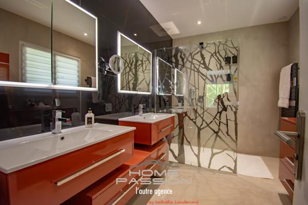 Maison
                                                                                                                                                                                                                                                                                                                        8 pièce(s)                                                                                                                                                                                                          5 chambre(s)                                                                                                                                                                                                          251  m²
