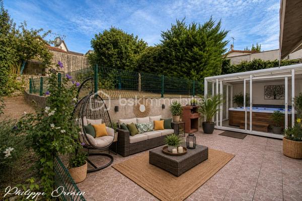 À Puiseux-en-France, dans un secteur résidentiel, calme et recherché, venez découvrir cette agréable maison individuelle, lumineuse et fonctionnelle, idéale pour une famille.

La maison vous offre :
Une cuisine indépendante entièrement équipée
Un salon / séjour lumineux avec accès direct à la terrasse et au jardin
3 chambres spacieuses
Une salle d’eau
2 WC
Un dressing
Un cellier
Une véranda avec jacuzzi, véritable espace de détente
Un garage
De nombreux rangements
Une pompe à chaleur pour le chauffage, source d’économies d’énergie

Côté extérieur :
Profitez d’un terrain clos, avec jardin et terrasse, parfait pour les beaux jours.

Le stationnement est facilité grâce au garage et devant la maison.

Les atouts :
Secteur calme et résidentiel
Maison individuelle
Belle luminosité
Véranda avec jacuzzi
Jardin et terrasse
Pompe à chaleur économique
Proximité des écoles, commerces et transports
Maison fonctionnelle avec de nombreux rangements

Une maison agréable à vivre qui mérite d’être découverte.

Pour plus de renseignements ou pour organiser une visite, contactez-moi.