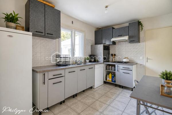 À Puiseux-en-France, dans un secteur résidentiel, calme et recherché, venez découvrir cette agréable maison individuelle, lumineuse et fonctionnelle, idéale pour une famille.

La maison vous offre :
Une cuisine indépendante entièrement équipée
Un salon / séjour lumineux avec accès direct à la terrasse et au jardin
3 chambres spacieuses
Une salle d’eau
2 WC
Un dressing
Un cellier
Une véranda avec jacuzzi, véritable espace de détente
Un garage
De nombreux rangements
Une pompe à chaleur pour le chauffage, source d’économies d’énergie

Côté extérieur :
Profitez d’un terrain clos, avec jardin et terrasse, parfait pour les beaux jours.

Le stationnement est facilité grâce au garage et devant la maison.

Les atouts :
Secteur calme et résidentiel
Maison individuelle
Belle luminosité
Véranda avec jacuzzi
Jardin et terrasse
Pompe à chaleur économique
Proximité des écoles, commerces et transports
Maison fonctionnelle avec de nombreux rangements

Une maison agréable à vivre qui mérite d’être découverte.

Pour plus de renseignements ou pour organiser une visite, contactez-moi.