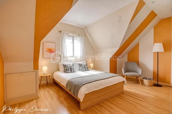 À Puiseux-en-France, dans un secteur résidentiel, calme et recherché, venez découvrir cette agréable maison individuelle, lumineuse et fonctionnelle, idéale pour une famille.

La maison vous offre :
Une cuisine indépendante entièrement équipée
Un salon / séjour lumineux avec accès direct à la terrasse et au jardin
3 chambres spacieuses
Une salle d’eau
2 WC
Un dressing
Un cellier
Une véranda avec jacuzzi, véritable espace de détente
Un garage
De nombreux rangements
Une pompe à chaleur pour le chauffage, source d’économies d’énergie

Côté extérieur :
Profitez d’un terrain clos, avec jardin et terrasse, parfait pour les beaux jours.

Le stationnement est facilité grâce au garage et devant la maison.

Les atouts :
Secteur calme et résidentiel
Maison individuelle
Belle luminosité
Véranda avec jacuzzi
Jardin et terrasse
Pompe à chaleur économique
Proximité des écoles, commerces et transports
Maison fonctionnelle avec de nombreux rangements

Une maison agréable à vivre qui mérite d’être découverte.

Pour plus de renseignements ou pour organiser une visite, contactez-moi.