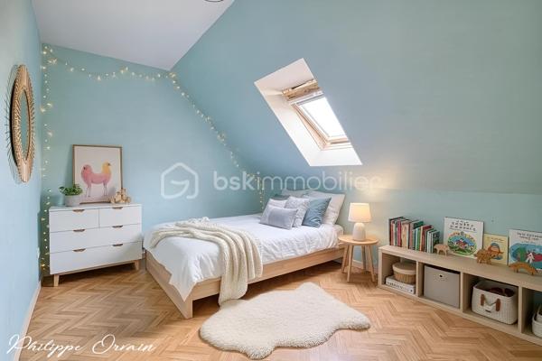 À Puiseux-en-France, dans un secteur résidentiel, calme et recherché, venez découvrir cette agréable maison individuelle, lumineuse et fonctionnelle, idéale pour une famille.

La maison vous offre :
Une cuisine indépendante entièrement équipée
Un salon / séjour lumineux avec accès direct à la terrasse et au jardin
3 chambres spacieuses
Une salle d’eau
2 WC
Un dressing
Un cellier
Une véranda avec jacuzzi, véritable espace de détente
Un garage
De nombreux rangements
Une pompe à chaleur pour le chauffage, source d’économies d’énergie

Côté extérieur :
Profitez d’un terrain clos, avec jardin et terrasse, parfait pour les beaux jours.

Le stationnement est facilité grâce au garage et devant la maison.

Les atouts :
Secteur calme et résidentiel
Maison individuelle
Belle luminosité
Véranda avec jacuzzi
Jardin et terrasse
Pompe à chaleur économique
Proximité des écoles, commerces et transports
Maison fonctionnelle avec de nombreux rangements

Une maison agréable à vivre qui mérite d’être découverte.

Pour plus de renseignements ou pour organiser une visite, contactez-moi.