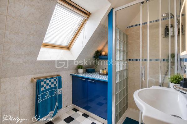 À Puiseux-en-France, dans un secteur résidentiel, calme et recherché, venez découvrir cette agréable maison individuelle, lumineuse et fonctionnelle, idéale pour une famille.

La maison vous offre :
Une cuisine indépendante entièrement équipée
Un salon / séjour lumineux avec accès direct à la terrasse et au jardin
3 chambres spacieuses
Une salle d’eau
2 WC
Un dressing
Un cellier
Une véranda avec jacuzzi, véritable espace de détente
Un garage
De nombreux rangements
Une pompe à chaleur pour le chauffage, source d’économies d’énergie

Côté extérieur :
Profitez d’un terrain clos, avec jardin et terrasse, parfait pour les beaux jours.

Le stationnement est facilité grâce au garage et devant la maison.

Les atouts :
Secteur calme et résidentiel
Maison individuelle
Belle luminosité
Véranda avec jacuzzi
Jardin et terrasse
Pompe à chaleur économique
Proximité des écoles, commerces et transports
Maison fonctionnelle avec de nombreux rangements

Une maison agréable à vivre qui mérite d’être découverte.

Pour plus de renseignements ou pour organiser une visite, contactez-moi.