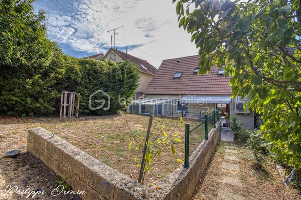 À Puiseux-en-France, dans un secteur résidentiel, calme et recherché, venez découvrir cette agréable maison individuelle, lumineuse et fonctionnelle, idéale pour une famille.

La maison vous offre :
Une cuisine indépendante entièrement équipée
Un salon / séjour lumineux avec accès direct à la terrasse et au jardin
3 chambres spacieuses
Une salle d’eau
2 WC
Un dressing
Un cellier
Une véranda avec jacuzzi, véritable espace de détente
Un garage
De nombreux rangements
Une pompe à chaleur pour le chauffage, source d’économies d’énergie

Côté extérieur :
Profitez d’un terrain clos, avec jardin et terrasse, parfait pour les beaux jours.

Le stationnement est facilité grâce au garage et devant la maison.

Les atouts :
Secteur calme et résidentiel
Maison individuelle
Belle luminosité
Véranda avec jacuzzi
Jardin et terrasse
Pompe à chaleur économique
Proximité des écoles, commerces et transports
Maison fonctionnelle avec de nombreux rangements

Une maison agréable à vivre qui mérite d’être découverte.

Pour plus de renseignements ou pour organiser une visite, contactez-moi.