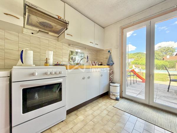 Villa de type 5 sur sous-sol complet avec piscine et jardin.
