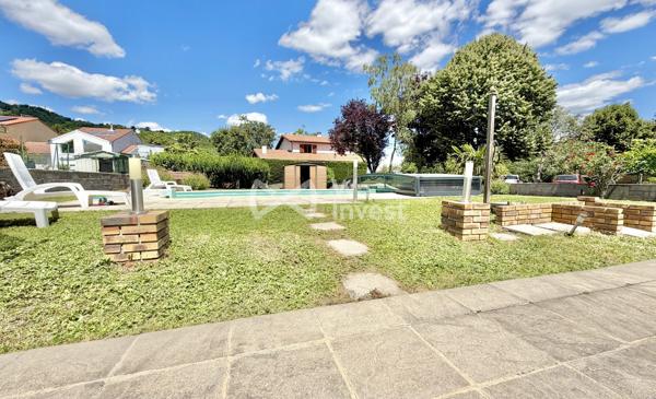 Villa de type 5 sur sous-sol complet avec piscine et jardin.