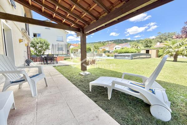 Villa de type 5 sur sous-sol complet avec piscine et jardin.