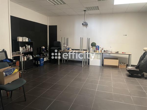 Local Commercial
        
        - 465 m² 401 740 € *