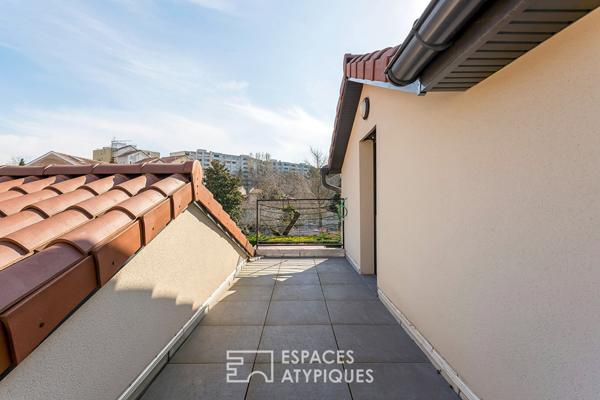 Maison contemporaine avec jardin et piscine