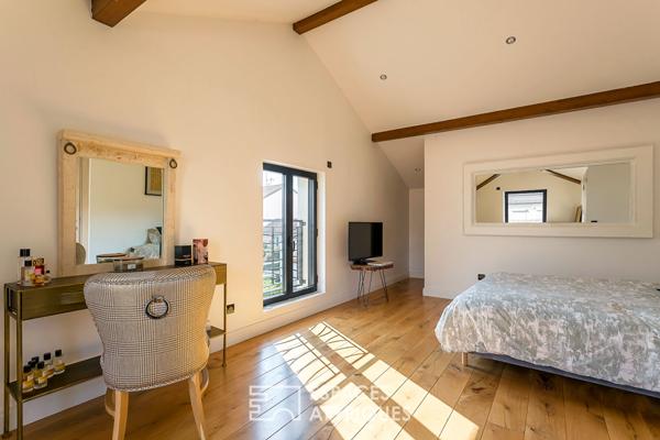 Maison contemporaine avec jardin et piscine