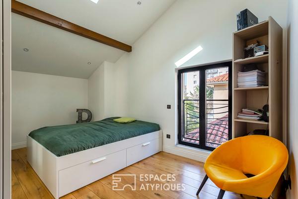 Maison contemporaine avec jardin et piscine