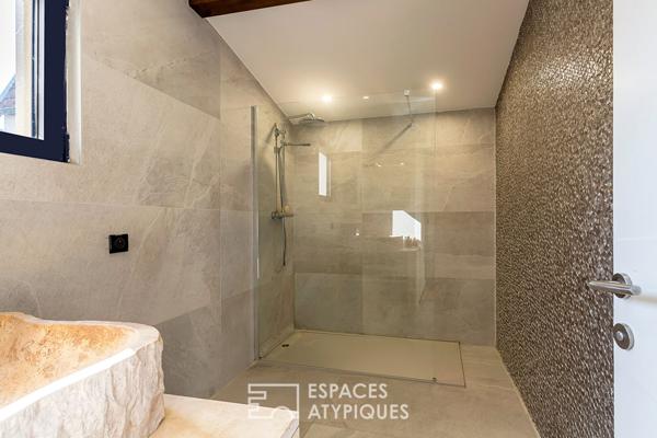 Maison contemporaine avec jardin et piscine