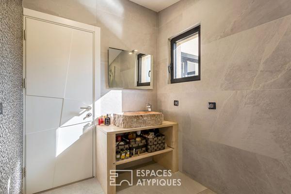 Maison contemporaine avec jardin et piscine