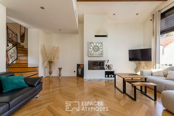 Maison contemporaine avec jardin et piscine