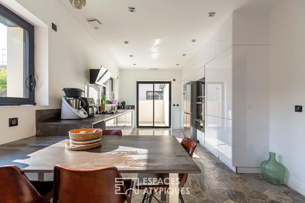 Maison contemporaine avec jardin et piscine