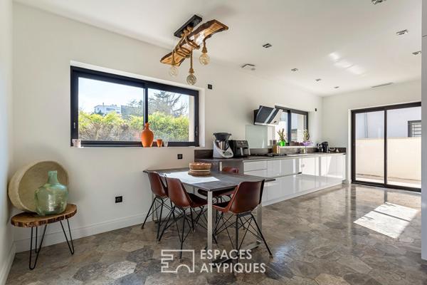 Maison contemporaine avec jardin et piscine