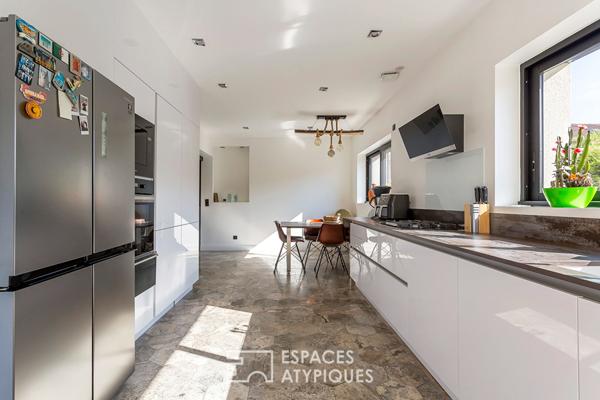 Maison contemporaine avec jardin et piscine