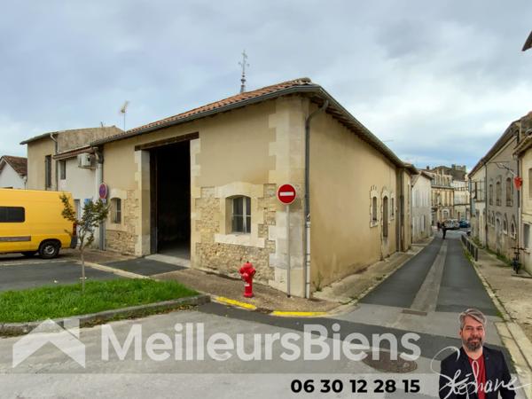 Bâtiment avec volume en centre ville Montendre.