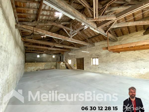 Bâtiment avec volume en centre ville Montendre.