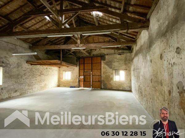 Bâtiment avec volume en centre ville Montendre.